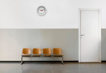 Lege wachtkamer met vier stoelen