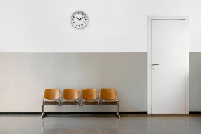 waiting room Lege wachtkamer met vier stoelen