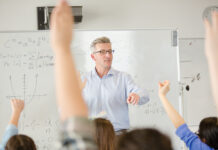 wiskundeleraar voor die voor de klas staat